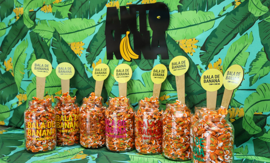 As balas de banana com embalagens verde (Antonina) e laranja (Bananina) ganharam o selo de Indicação de Procedência, concedido pelo Instituto Nacional de Propriedade Industrial (Inpi) no final de dezembro. É uma conquista de muitas mãos e que alça o produto artesanal que respeita as tradições mais antigas de Antonina, no Litoral, a um novo patamar. O selo atesta a bala como legítima do município e favorece a abertura de novos mercados no País. Foto: José Fernando Ogura/AEN