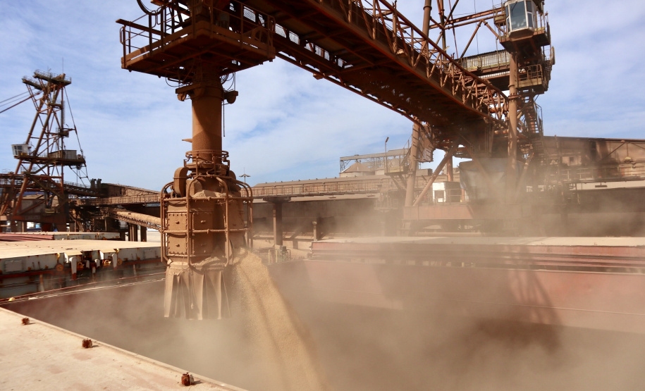 Os portos paranaenses consolidaram os números de embarques e desembarques de cargas de 2020: 57.339.307 toneladas. Os dados divulgados nesta quarta-feira (6), pela empresa pública que administra os portos de Paranaguá e Antonina, mostram alta de 8% em relação ao recorde anterior e confirmam o melhor ano das exportações paranaenses.  Foto: Claudio Neves/Divulgação Portos do Paraná