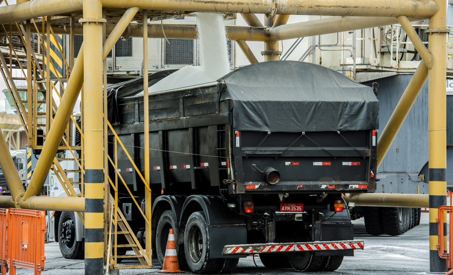 Os portos paranaenses consolidaram os números de embarques e desembarques de cargas de 2020: 57.339.307 toneladas. Os dados divulgados nesta quarta-feira (6), pela empresa pública que administra os portos de Paranaguá e Antonina, mostram alta de 8% em relação ao recorde anterior e confirmam o melhor ano das exportações paranaenses.  Foto: Claudio Neves/Divulgação Portos do Paraná