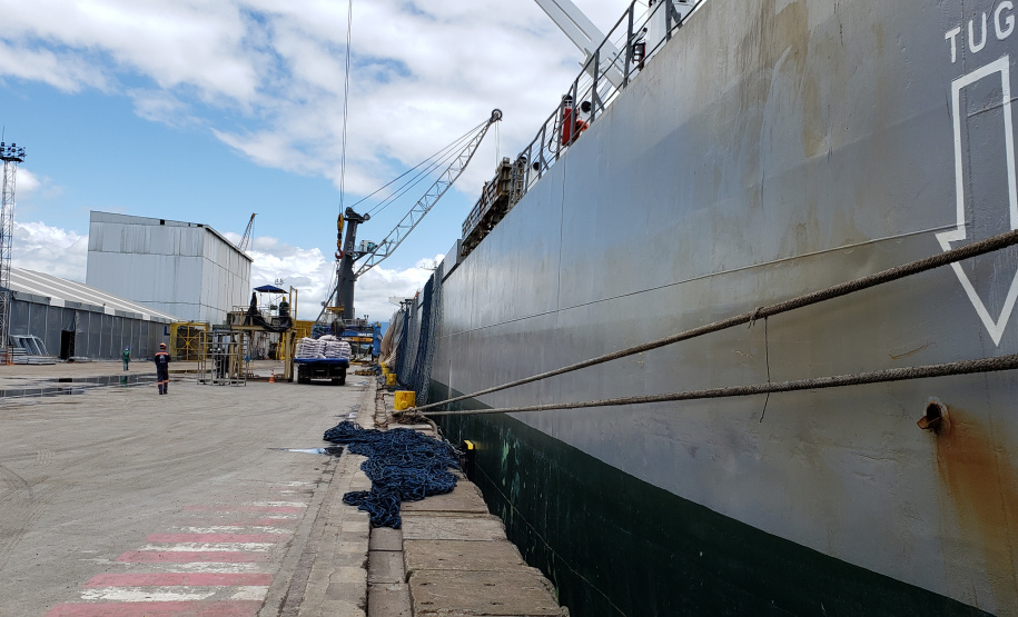 Os portos paranaenses consolidaram os números de embarques e desembarques de cargas de 2020: 57.339.307 toneladas. Os dados divulgados nesta quarta-feira (6), pela empresa pública que administra os portos de Paranaguá e Antonina, mostram alta de 8% em relação ao recorde anterior e confirmam o melhor ano das exportações paranaenses.  Foto: Pier Paolo Nota/Divulgação Portos do Paraná