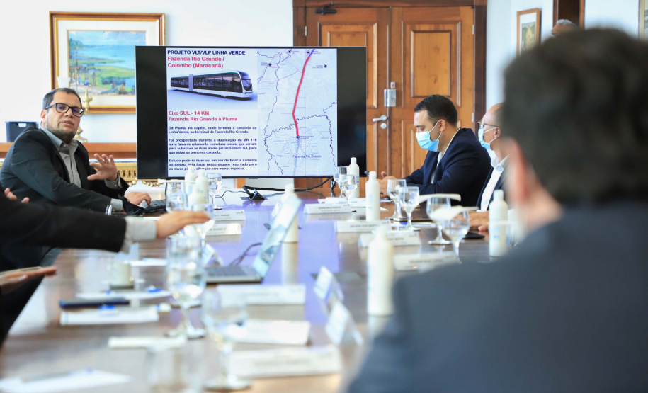 O governador Carlos Massa Ratinho Junior se reuniu nesta quarta-feira (6), no Palácio Iguaçu, com representantes da empresa chinesa BYD (Build Your Dreams), fabricante de veículos elétricos com zero emissão de poluentes. Em dois encontros simultâneos, com a participação dos prefeitos de Curitiba, Rafael Greca, e de Cascavel, Leonaldo Paranhos, foram discutidas soluções de mobilidade para a Região Metropolitana de Curitiba e para a cidade do Oeste paranaense.