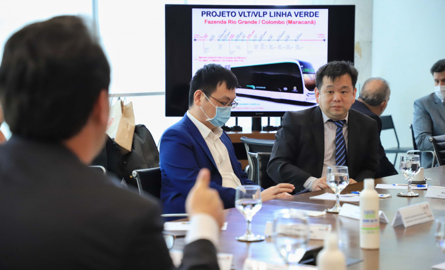 O governador Carlos Massa Ratinho Junior se reuniu nesta quarta-feira (6), no Palácio Iguaçu, com representantes da empresa chinesa BYD (Build Your Dreams), fabricante de veículos elétricos com zero emissão de poluentes. Em dois encontros simultâneos, com a participação dos prefeitos de Curitiba, Rafael Greca, e de Cascavel, Leonaldo Paranhos, foram discutidas soluções de mobilidade para a Região Metropolitana de Curitiba e para a cidade do Oeste paranaense.
