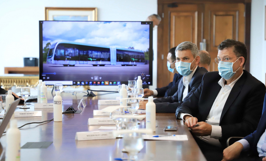 O governador Carlos Massa Ratinho Junior se reuniu nesta quarta-feira (6), no Palácio Iguaçu, com representantes da empresa chinesa BYD (Build Your Dreams), fabricante de veículos elétricos com zero emissão de poluentes. Em dois encontros simultâneos, com a participação dos prefeitos de Curitiba, Rafael Greca, e de Cascavel, Leonaldo Paranhos, foram discutidas soluções de mobilidade para a Região Metropolitana de Curitiba e para a cidade do Oeste paranaense.