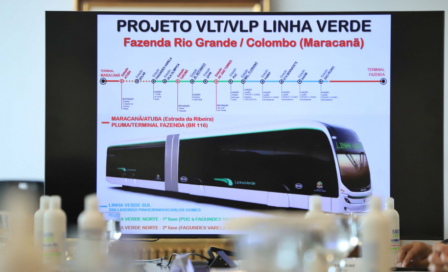 O governador Carlos Massa Ratinho Junior se reuniu nesta quarta-feira (6), no Palácio Iguaçu, com representantes da empresa chinesa BYD (Build Your Dreams), fabricante de veículos elétricos com zero emissão de poluentes. Em dois encontros simultâneos, com a participação dos prefeitos de Curitiba, Rafael Greca, e de Cascavel, Leonaldo Paranhos, foram discutidas soluções de mobilidade para a Região Metropolitana de Curitiba e para a cidade do Oeste paranaense.