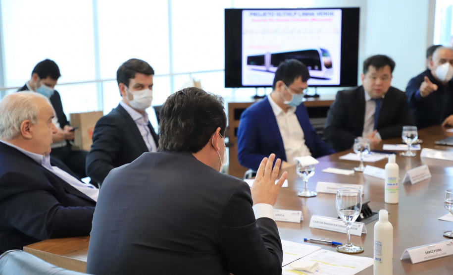 O governador Carlos Massa Ratinho Junior se reuniu nesta quarta-feira (6), no Palácio Iguaçu, com representantes da empresa chinesa BYD (Build Your Dreams), fabricante de veículos elétricos com zero emissão de poluentes. Em dois encontros simultâneos, com a participação dos prefeitos de Curitiba, Rafael Greca, e de Cascavel, Leonaldo Paranhos, foram discutidas soluções de mobilidade para a Região Metropolitana de Curitiba e para a cidade do Oeste paranaense.