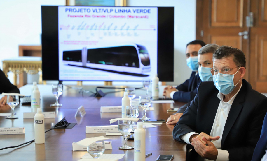 O governador Carlos Massa Ratinho Junior se reuniu nesta quarta-feira (6), no Palácio Iguaçu, com representantes da empresa chinesa BYD (Build Your Dreams), fabricante de veículos elétricos com zero emissão de poluentes. Em dois encontros simultâneos, com a participação dos prefeitos de Curitiba, Rafael Greca, e de Cascavel, Leonaldo Paranhos, foram discutidas soluções de mobilidade para a Região Metropolitana de Curitiba e para a cidade do Oeste paranaense.