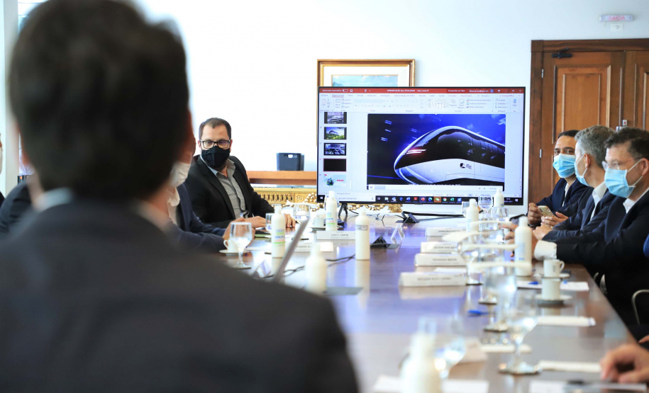 O governador Carlos Massa Ratinho Junior se reuniu nesta quarta-feira (6), no Palácio Iguaçu, com representantes da empresa chinesa BYD (Build Your Dreams), fabricante de veículos elétricos com zero emissão de poluentes. Em dois encontros simultâneos, com a participação dos prefeitos de Curitiba, Rafael Greca, e de Cascavel, Leonaldo Paranhos, foram discutidas soluções de mobilidade para a Região Metropolitana de Curitiba e para a cidade do Oeste paranaense.