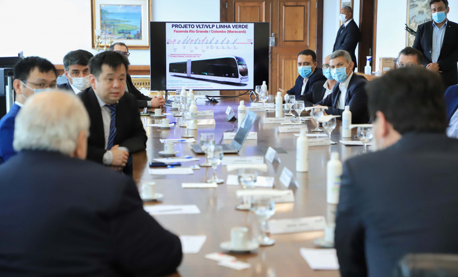 O governador Carlos Massa Ratinho Junior se reuniu nesta quarta-feira (6), no Palácio Iguaçu, com representantes da empresa chinesa BYD (Build Your Dreams), fabricante de veículos elétricos com zero emissão de poluentes. Em dois encontros simultâneos, com a participação dos prefeitos de Curitiba, Rafael Greca, e de Cascavel, Leonaldo Paranhos, foram discutidas soluções de mobilidade para a Região Metropolitana de Curitiba e para a cidade do Oeste paranaense.