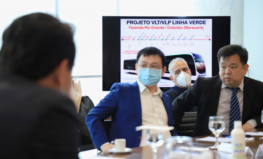 O governador Carlos Massa Ratinho Junior se reuniu nesta quarta-feira (6), no Palácio Iguaçu, com representantes da empresa chinesa BYD (Build Your Dreams), fabricante de veículos elétricos com zero emissão de poluentes. Em dois encontros simultâneos, com a participação dos prefeitos de Curitiba, Rafael Greca, e de Cascavel, Leonaldo Paranhos, foram discutidas soluções de mobilidade para a Região Metropolitana de Curitiba e para a cidade do Oeste paranaense.