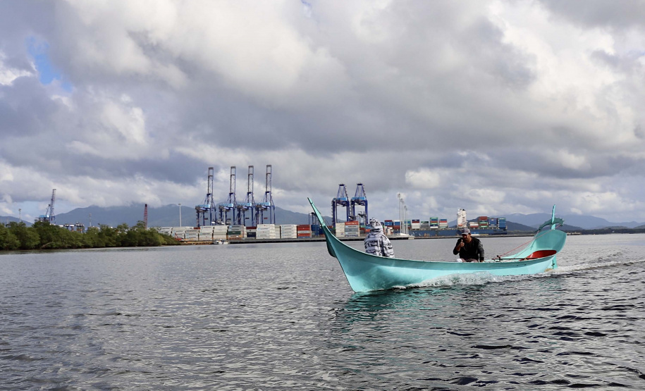 A pesca artesanal, que garante renda para cerca de 6 mil famílias no litoral paranaense, é tema da nova campanha de educação ambiental da Portos do Paraná. A empresa pública promove ações de comunicação e valorização da atividade, aproveitando o aumento no número de veranistas nas praias do Estado.
