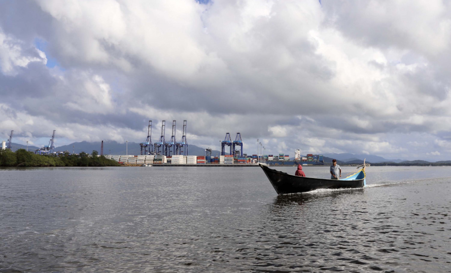 A pesca artesanal, que garante renda para cerca de 6 mil famílias no litoral paranaense, é tema da nova campanha de educação ambiental da Portos do Paraná. A empresa pública promove ações de comunicação e valorização da atividade, aproveitando o aumento no número de veranistas nas praias do Estado.
