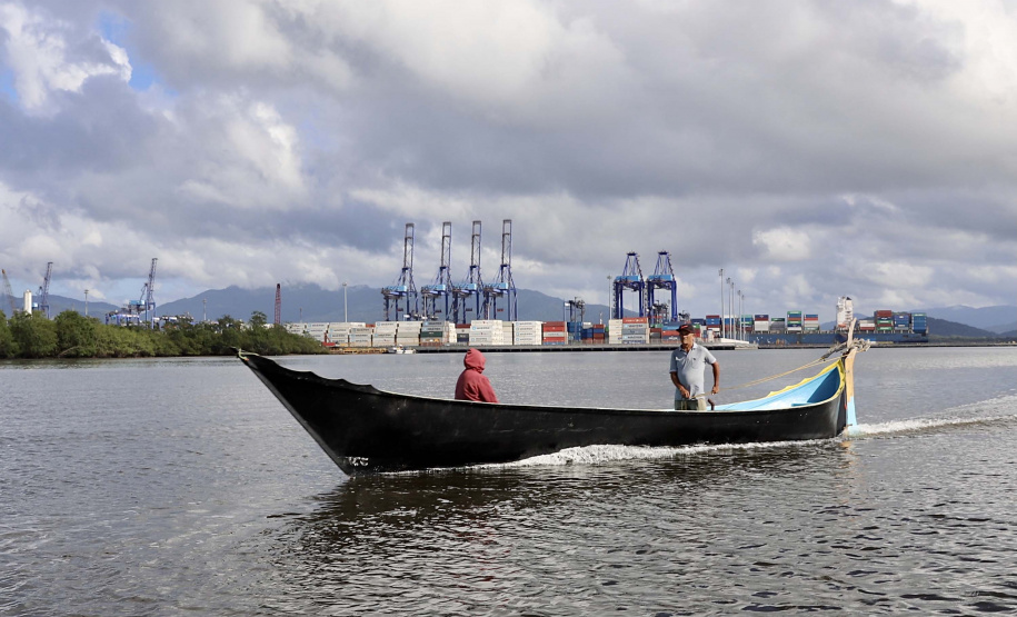 A pesca artesanal, que garante renda para cerca de 6 mil famílias no litoral paranaense, é tema da nova campanha de educação ambiental da Portos do Paraná. A empresa pública promove ações de comunicação e valorização da atividade, aproveitando o aumento no número de veranistas nas praias do Estado.