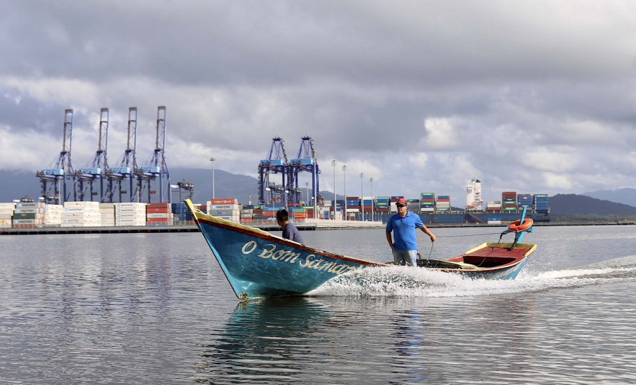A pesca artesanal, que garante renda para cerca de 6 mil famílias no litoral paranaense, é tema da nova campanha de educação ambiental da Portos do Paraná. A empresa pública promove ações de comunicação e valorização da atividade, aproveitando o aumento no número de veranistas nas praias do Estado.