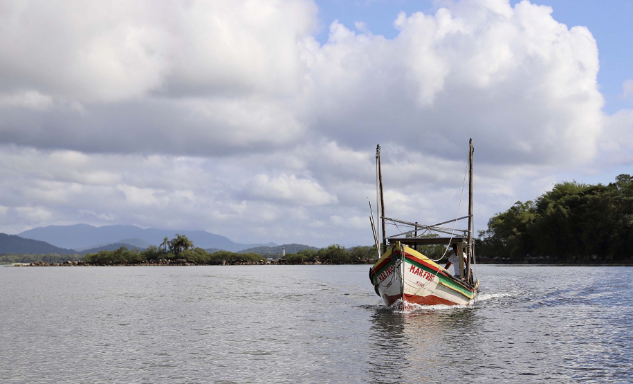 A pesca artesanal, que garante renda para cerca de 6 mil famílias no litoral paranaense, é tema da nova campanha de educação ambiental da Portos do Paraná. A empresa pública promove ações de comunicação e valorização da atividade, aproveitando o aumento no número de veranistas nas praias do Estado.