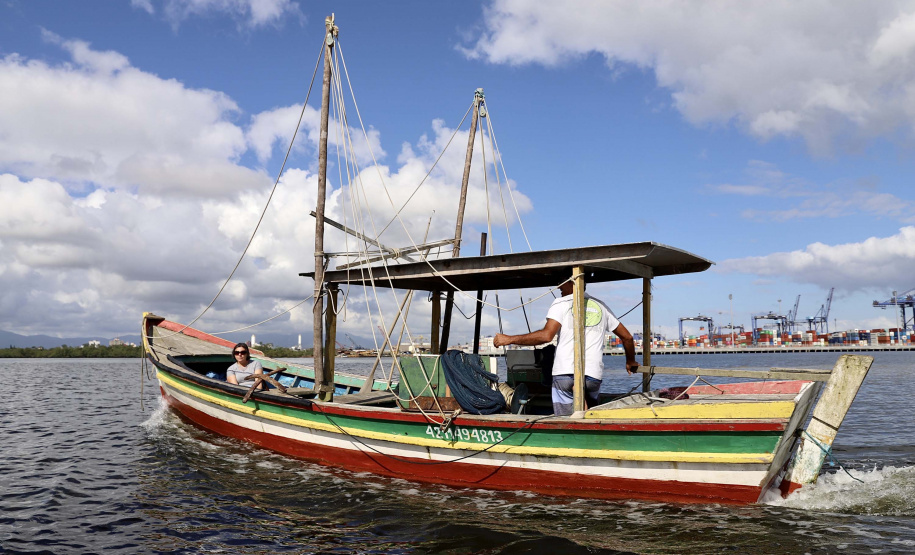 A pesca artesanal, que garante renda para cerca de 6 mil famílias no litoral paranaense, é tema da nova campanha de educação ambiental da Portos do Paraná. A empresa pública promove ações de comunicação e valorização da atividade, aproveitando o aumento no número de veranistas nas praias do Estado.