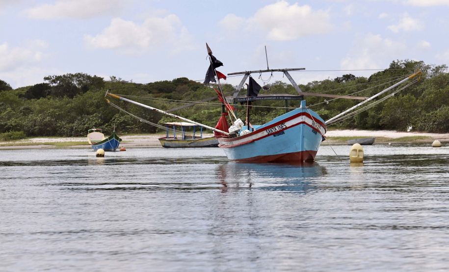 A pesca artesanal, que garante renda para cerca de 6 mil famílias no litoral paranaense, é tema da nova campanha de educação ambiental da Portos do Paraná. A empresa pública promove ações de comunicação e valorização da atividade, aproveitando o aumento no número de veranistas nas praias do Estado.