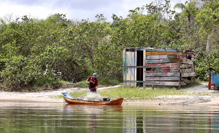 A pesca artesanal, que garante renda para cerca de 6 mil famílias no litoral paranaense, é tema da nova campanha de educação ambiental da Portos do Paraná. A empresa pública promove ações de comunicação e valorização da atividade, aproveitando o aumento no número de veranistas nas praias do Estado.