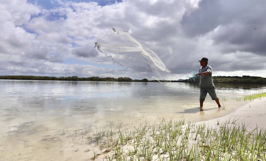 A pesca artesanal, que garante renda para cerca de 6 mil famílias no litoral paranaense, é tema da nova campanha de educação ambiental da Portos do Paraná. A empresa pública promove ações de comunicação e valorização da atividade, aproveitando o aumento no número de veranistas nas praias do Estado.