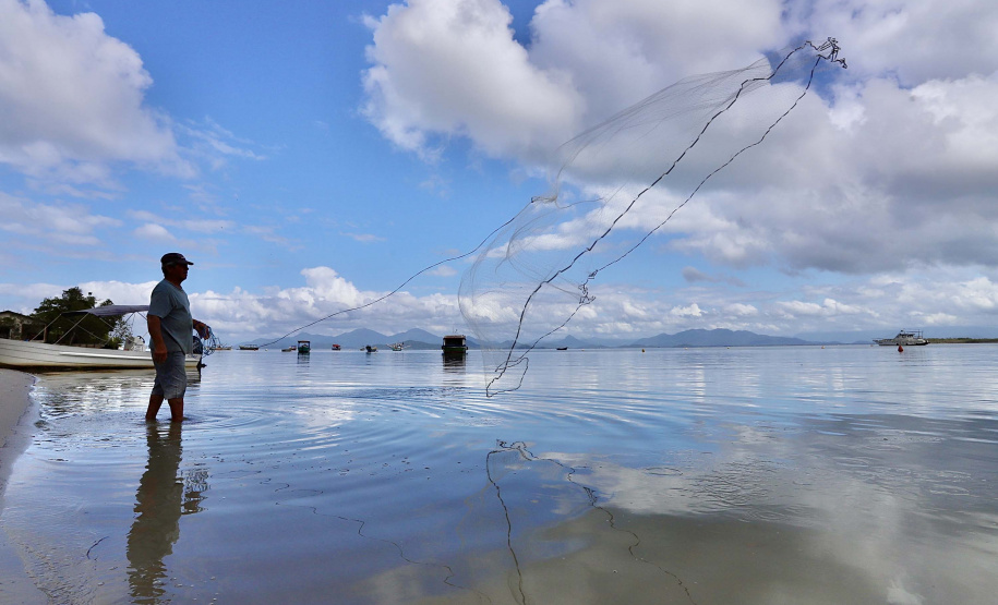 A pesca artesanal, que garante renda para cerca de 6 mil famílias no litoral paranaense, é tema da nova campanha de educação ambiental da Portos do Paraná. A empresa pública promove ações de comunicação e valorização da atividade, aproveitando o aumento no número de veranistas nas praias do Estado.