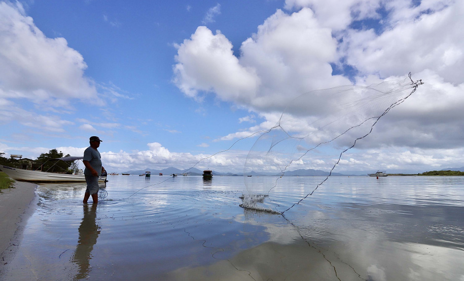 A pesca artesanal, que garante renda para cerca de 6 mil famílias no litoral paranaense, é tema da nova campanha de educação ambiental da Portos do Paraná. A empresa pública promove ações de comunicação e valorização da atividade, aproveitando o aumento no número de veranistas nas praias do Estado.