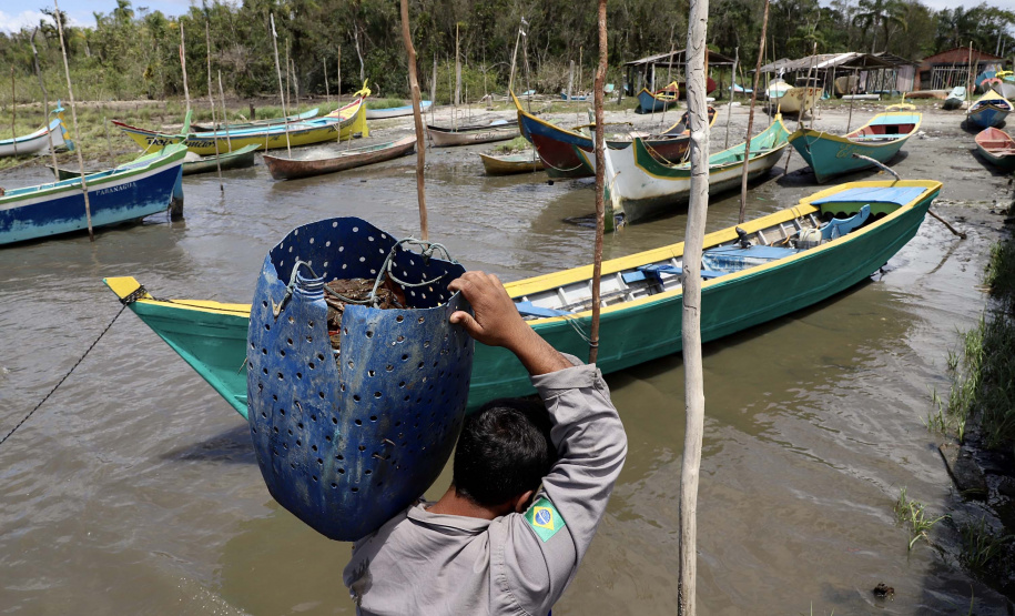 A pesca artesanal, que garante renda para cerca de 6 mil famílias no litoral paranaense, é tema da nova campanha de educação ambiental da Portos do Paraná. A empresa pública promove ações de comunicação e valorização da atividade, aproveitando o aumento no número de veranistas nas praias do Estado.