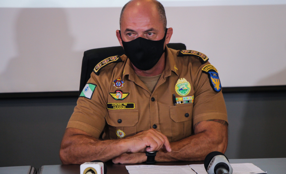 Coletiva de Imprensa Coletiva de imprensa sobre a Operação da PM e PF desmantela grupo envolvido em roubos a bancos. O balanço do trabalho conjunto das polícias foi divulgado nesta quinta-feira (07/01), no Quartel do Comando-Geral da PM, em Curitiba. Na foto, durante coletiva de imprensa o subcomandante-geral da PM, coronel Hudson Leôncio Teixeira - Curitiba, 07/01/2021 - Foto: Soldado Amanda Morais
