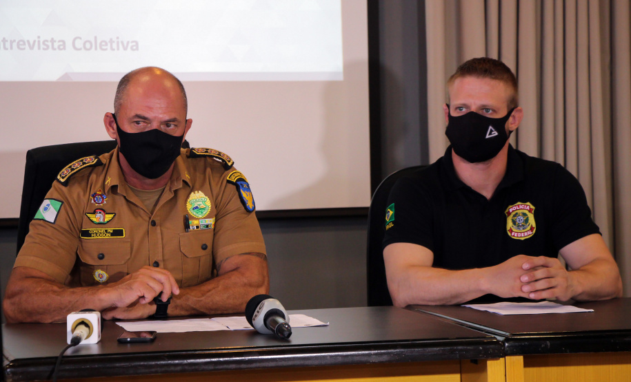Coletiva de Imprensa Coletiva de imprensa sobre a Operação da PM e PF desmantela grupo envolvido em roubos a bancos. O balanço do trabalho conjunto das polícias foi divulgado nesta quinta-feira (07/01), no Quartel do Comando-Geral da PM, em Curitiba. Na foto, durante coletiva de imprensa o subcomandante-geral da PM, coronel Hudson Leôncio Teixeira e o delegado da Polícia Federal, Peterson Manys, - Curitiba, 07/01/2021 - Foto: Soldado Amanda Morais
