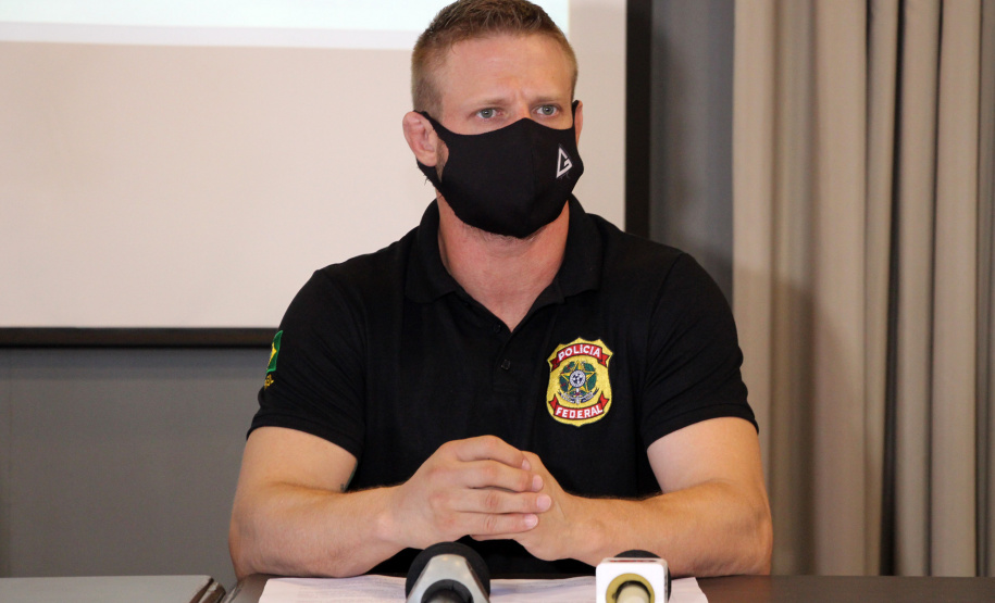 Coletiva de Imprensa Coletiva de imprensa sobre a Operação da PM e PF desmantela grupo envolvido em roubos a bancos. O balanço do trabalho conjunto das polícias foi divulgado nesta quinta-feira (07/01), no Quartel do Comando-Geral da PM, em Curitiba. Na foto, durante coletiva de imprensa o delegado da Polícia Federal, Peterson Manys, - Curitiba, 07/01/2021 - Foto: Soldado Amanda Morais