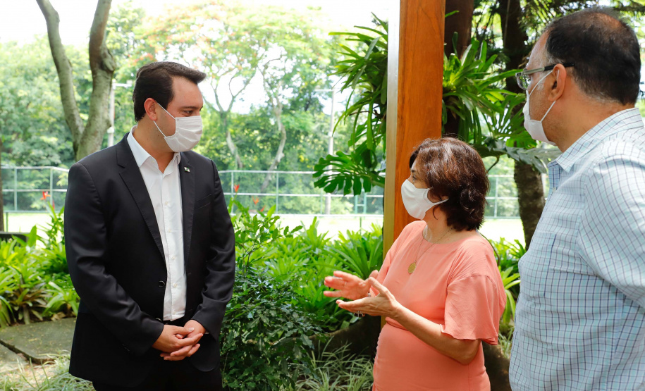 O governador Carlos Massa Ratinho Junior afirmou nesta quinta-feira (7), em visita à Fundação Oswaldo Cruz (Fiocruz), no Rio de Janeiro, que a vacinação no Paraná deve começar em janeiro em profissionais de saúde e comunidades indígenas isoladas.