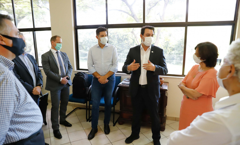 O governador Carlos Massa Ratinho Junior afirmou nesta quinta-feira (7), em visita à Fundação Oswaldo Cruz (Fiocruz), no Rio de Janeiro, que a vacinação no Paraná deve começar em janeiro em profissionais de saúde e comunidades indígenas isoladas.