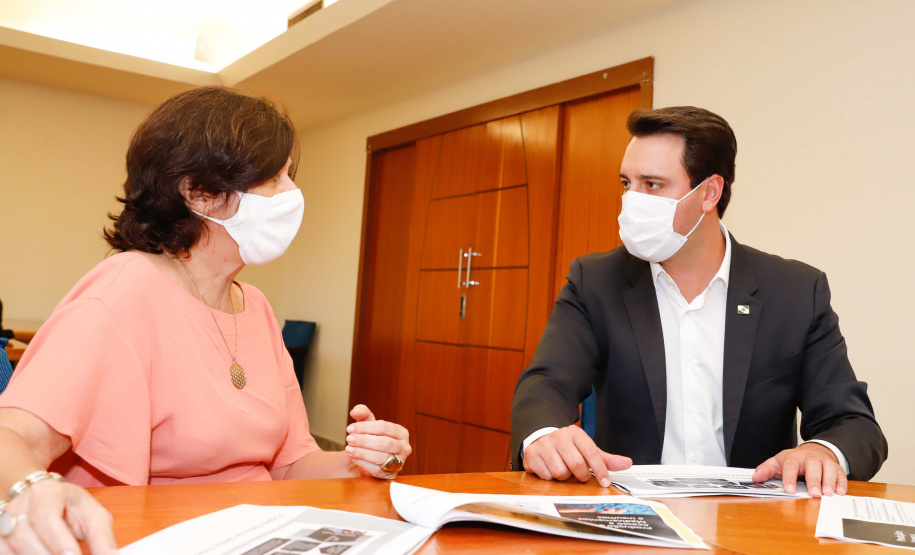 O governador Carlos Massa Ratinho Junior afirmou nesta quinta-feira (7), em visita à Fundação Oswaldo Cruz (Fiocruz), no Rio de Janeiro, que a vacinação no Paraná deve começar em janeiro em profissionais de saúde e comunidades indígenas isoladas.