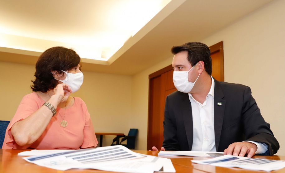 O governador Carlos Massa Ratinho Junior afirmou nesta quinta-feira (7), em visita à Fundação Oswaldo Cruz (Fiocruz), no Rio de Janeiro, que a vacinação no Paraná deve começar em janeiro em profissionais de saúde e comunidades indígenas isoladas.