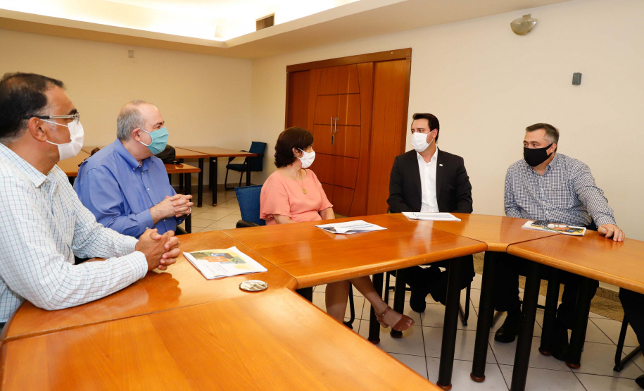 O governador Carlos Massa Ratinho Junior afirmou nesta quinta-feira (7), em visita à Fundação Oswaldo Cruz (Fiocruz), no Rio de Janeiro, que a vacinação no Paraná deve começar em janeiro em profissionais de saúde e comunidades indígenas isoladas.