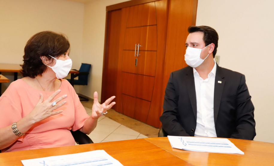 O governador Carlos Massa Ratinho Junior afirmou nesta quinta-feira (7), em visita à Fundação Oswaldo Cruz (Fiocruz), no Rio de Janeiro, que a vacinação no Paraná deve começar em janeiro em profissionais de saúde e comunidades indígenas isoladas.