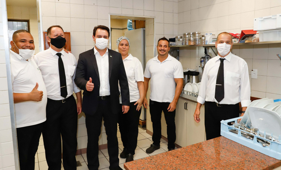 O governador Carlos Massa Ratinho Junior afirmou nesta quinta-feira (7), em visita à Fundação Oswaldo Cruz (Fiocruz), no Rio de Janeiro, que a vacinação no Paraná deve começar em janeiro em profissionais de saúde e comunidades indígenas isoladas.