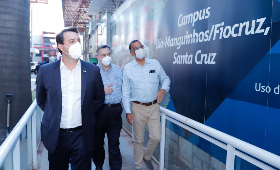 O governador Carlos Massa Ratinho Junior afirmou nesta quinta-feira (7), em visita à Fundação Oswaldo Cruz (Fiocruz), no Rio de Janeiro, que a vacinação no Paraná deve começar em janeiro em profissionais de saúde e comunidades indígenas isoladas.