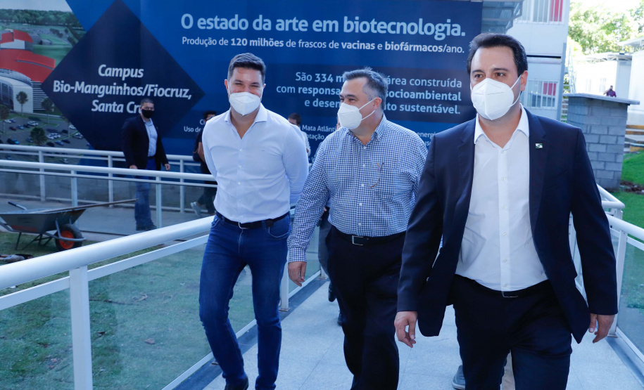 O governador Carlos Massa Ratinho Junior afirmou nesta quinta-feira (7), em visita à Fundação Oswaldo Cruz (Fiocruz), no Rio de Janeiro, que a vacinação no Paraná deve começar em janeiro em profissionais de saúde e comunidades indígenas isoladas.