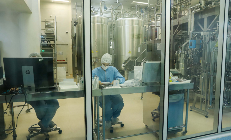 O governador Carlos Massa Ratinho Junior afirmou nesta quinta-feira (7), em visita à Fundação Oswaldo Cruz (Fiocruz), no Rio de Janeiro, que a vacinação no Paraná deve começar em janeiro em profissionais de saúde e comunidades indígenas isoladas.