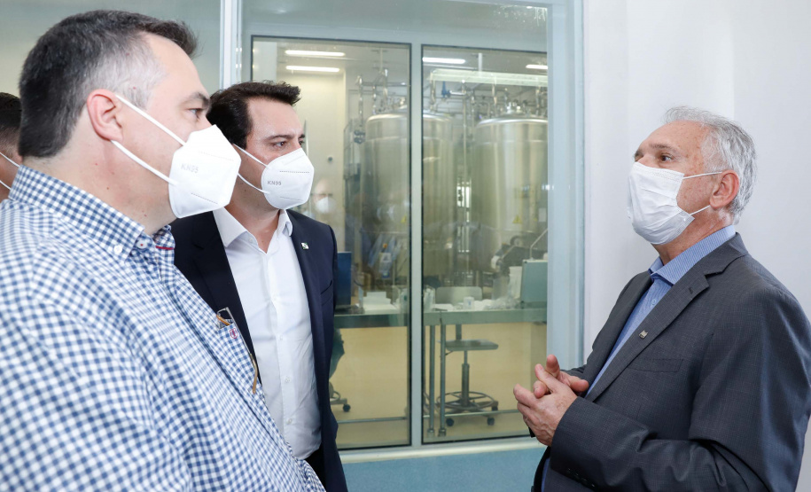 O governador Carlos Massa Ratinho Junior afirmou nesta quinta-feira (7), em visita à Fundação Oswaldo Cruz (Fiocruz), no Rio de Janeiro, que a vacinação no Paraná deve começar em janeiro em profissionais de saúde e comunidades indígenas isoladas.