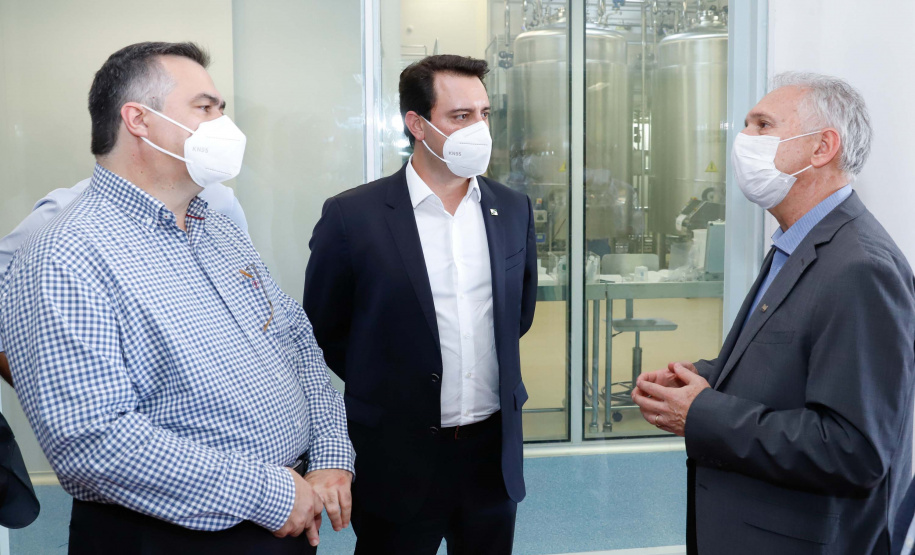 O governador Carlos Massa Ratinho Junior afirmou nesta quinta-feira (7), em visita à Fundação Oswaldo Cruz (Fiocruz), no Rio de Janeiro, que a vacinação no Paraná deve começar em janeiro em profissionais de saúde e comunidades indígenas isoladas.