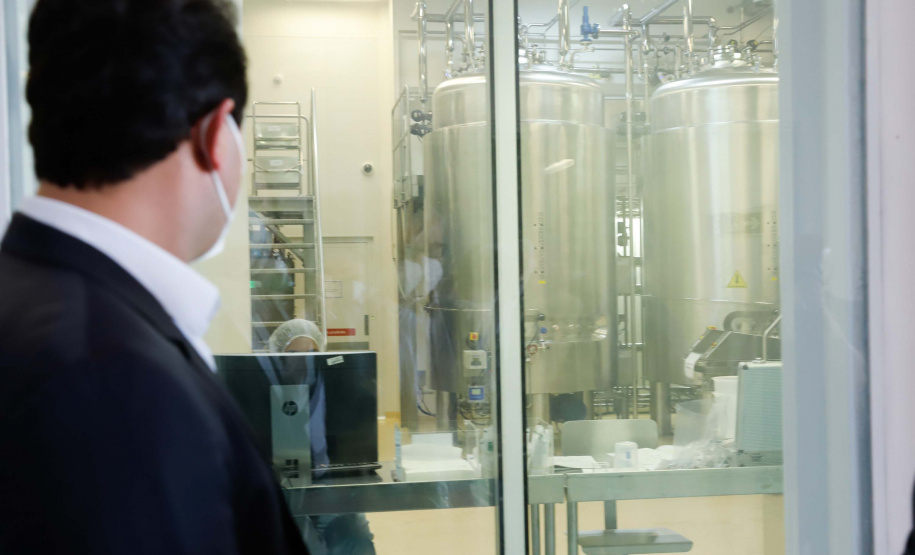 O governador Carlos Massa Ratinho Junior afirmou nesta quinta-feira (7), em visita à Fundação Oswaldo Cruz (Fiocruz), no Rio de Janeiro, que a vacinação no Paraná deve começar em janeiro em profissionais de saúde e comunidades indígenas isoladas.