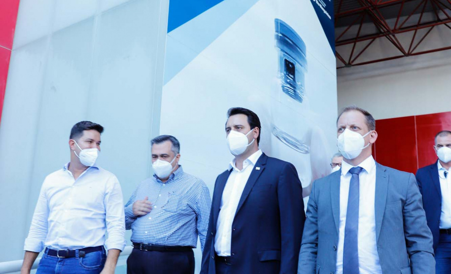 O governador Carlos Massa Ratinho Junior afirmou nesta quinta-feira (7), em visita à Fundação Oswaldo Cruz (Fiocruz), no Rio de Janeiro, que a vacinação no Paraná deve começar em janeiro em profissionais de saúde e comunidades indígenas isoladas.