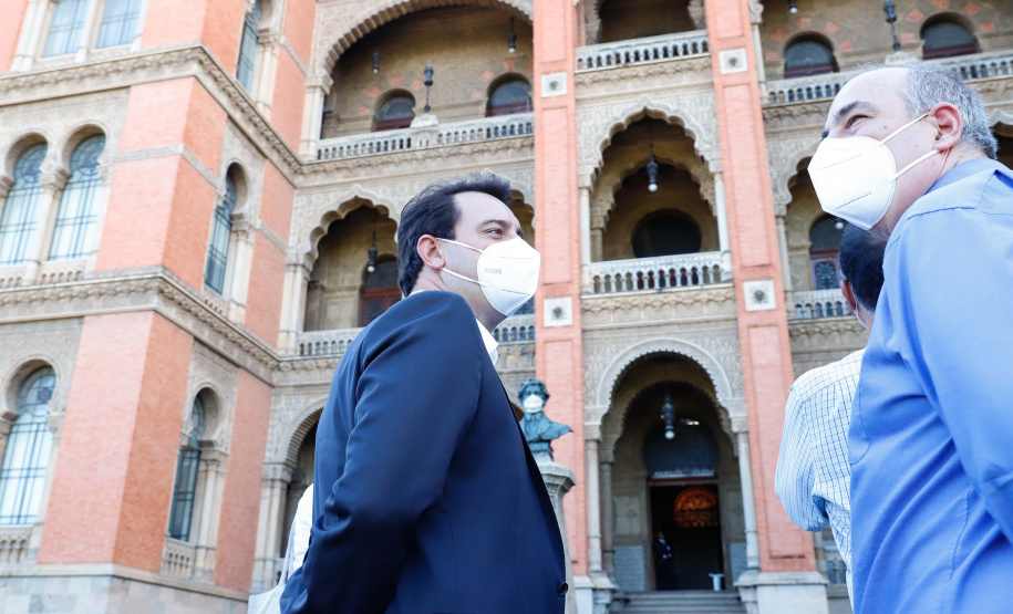 O governador Carlos Massa Ratinho Junior afirmou nesta quinta-feira (7), em visita à Fundação Oswaldo Cruz (Fiocruz), no Rio de Janeiro, que a vacinação no Paraná deve começar em janeiro em profissionais de saúde e comunidades indígenas isoladas.