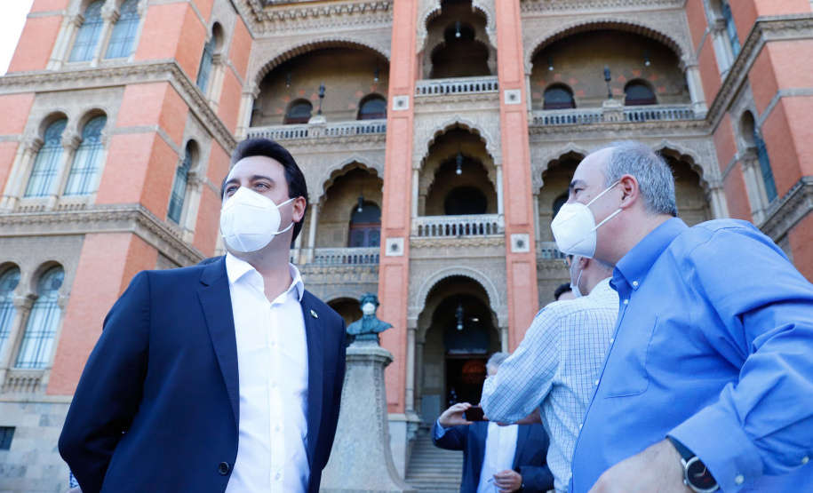 O governador Carlos Massa Ratinho Junior afirmou nesta quinta-feira (7), em visita à Fundação Oswaldo Cruz (Fiocruz), no Rio de Janeiro, que a vacinação no Paraná deve começar em janeiro em profissionais de saúde e comunidades indígenas isoladas.