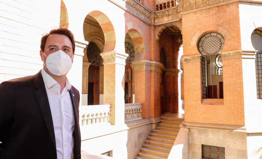 O governador Carlos Massa Ratinho Junior afirmou nesta quinta-feira (7), em visita à Fundação Oswaldo Cruz (Fiocruz), no Rio de Janeiro, que a vacinação no Paraná deve começar em janeiro em profissionais de saúde e comunidades indígenas isoladas.