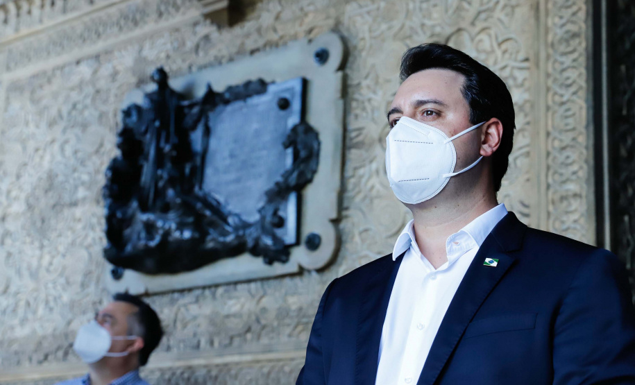 O governador Carlos Massa Ratinho Junior afirmou nesta quinta-feira (7), em visita à Fundação Oswaldo Cruz (Fiocruz), no Rio de Janeiro, que a vacinação no Paraná deve começar em janeiro em profissionais de saúde e comunidades indígenas isoladas.