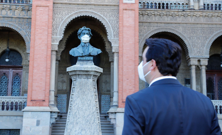 O governador Carlos Massa Ratinho Junior afirmou nesta quinta-feira (7), em visita à Fundação Oswaldo Cruz (Fiocruz), no Rio de Janeiro, que a vacinação no Paraná deve começar em janeiro em profissionais de saúde e comunidades indígenas isoladas.