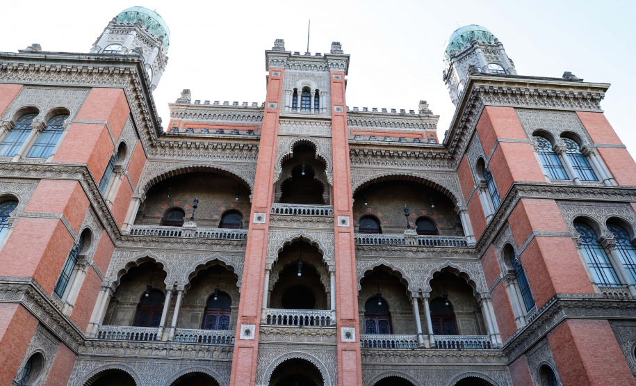O governador Carlos Massa Ratinho Junior afirmou nesta quinta-feira (7), em visita à Fundação Oswaldo Cruz (Fiocruz), no Rio de Janeiro, que a vacinação no Paraná deve começar em janeiro em profissionais de saúde e comunidades indígenas isoladas.