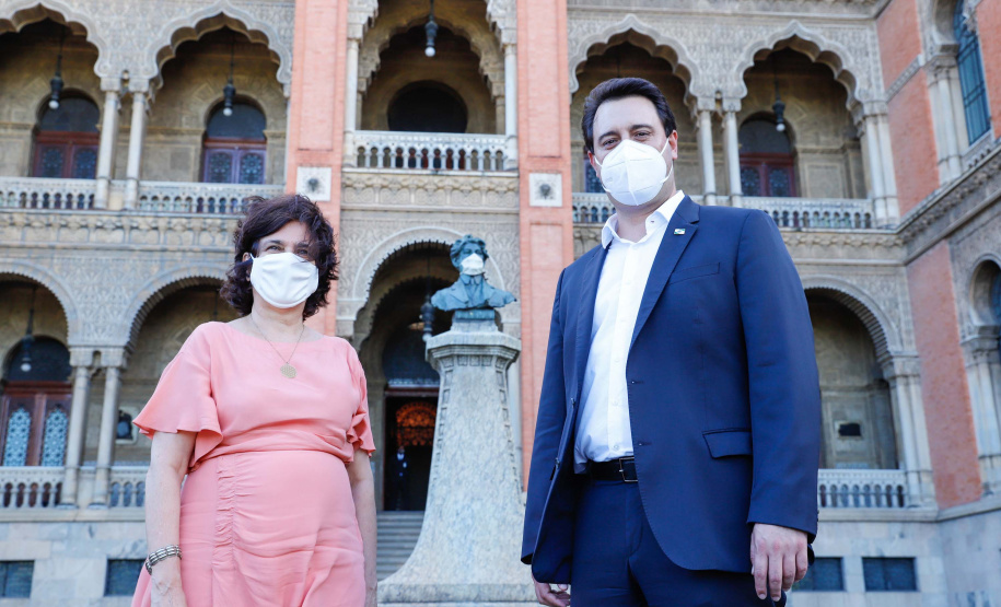 O governador Carlos Massa Ratinho Junior afirmou nesta quinta-feira (7), em visita à Fundação Oswaldo Cruz (Fiocruz), no Rio de Janeiro, que a vacinação no Paraná deve começar em janeiro em profissionais de saúde e comunidades indígenas isoladas.