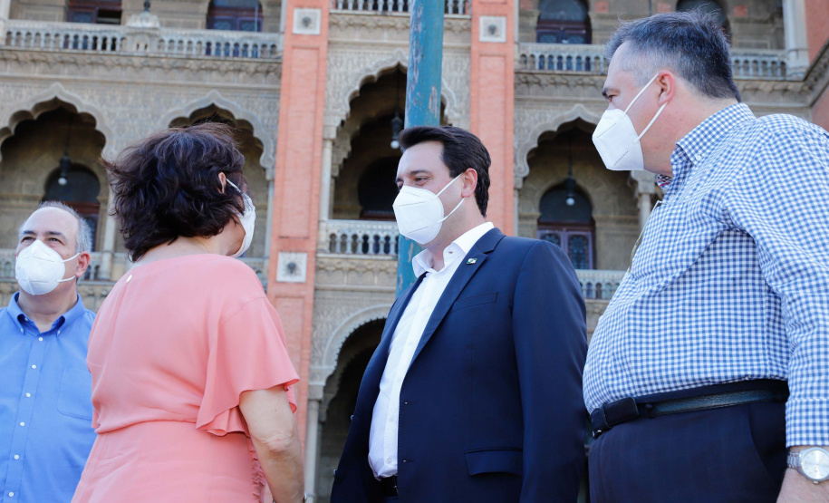O governador Carlos Massa Ratinho Junior afirmou nesta quinta-feira (7), em visita à Fundação Oswaldo Cruz (Fiocruz), no Rio de Janeiro, que a vacinação no Paraná deve começar em janeiro em profissionais de saúde e comunidades indígenas isoladas.
